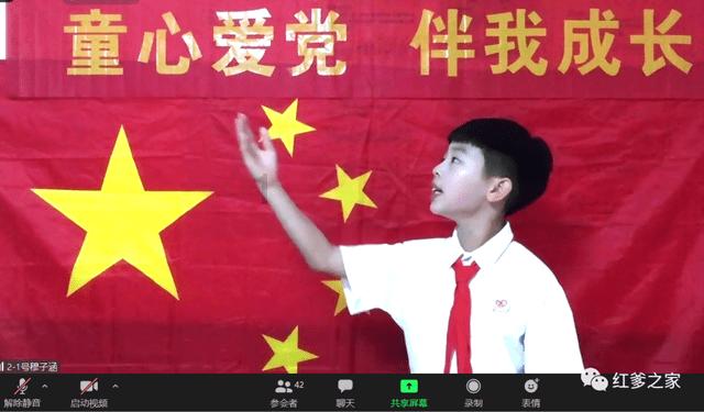 小伙在公司年会上大醉却喜获一等奖，被同事们架上台领奖，同事：他抽中一部价值7000元的手机